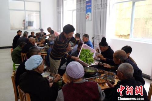 資料圖：社會福利中心吃飯的老人們。徐學(xué)練 攝。