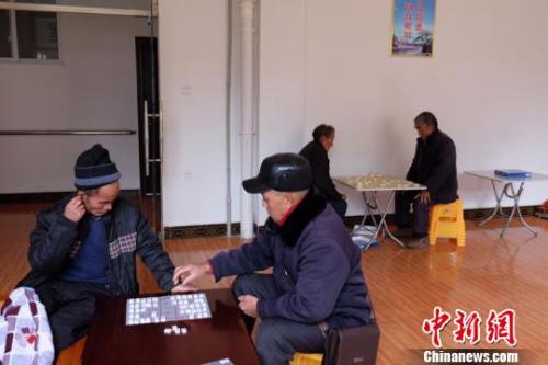 資料圖：老人們在下棋。徐學(xué)練 攝。