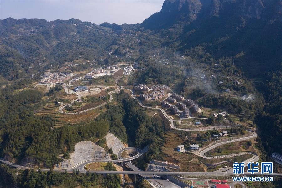 （兩會前夕看落實&middot;圖文互動）（1）&ldquo;飛針走線&rdquo;&ldquo;繡&rdquo;出小康畫卷&mdash;&mdash;四川落實習(xí)近平總書記全國兩會重要講話精神紀實