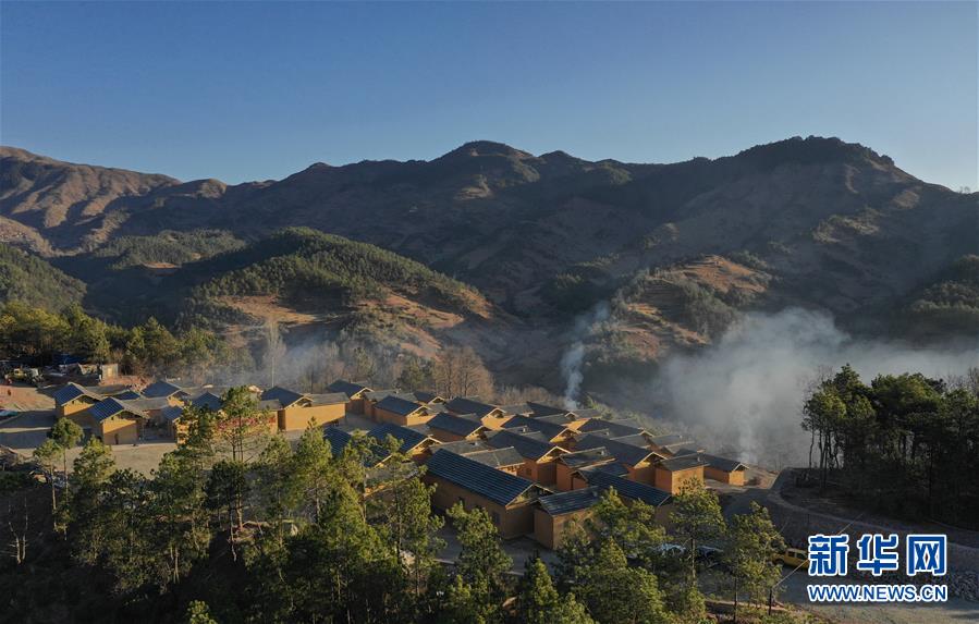 （兩會前夕看落實&middot;圖文互動）（3）&ldquo;飛針走線&rdquo;&ldquo;繡&rdquo;出小康畫卷&mdash;&mdash;四川落實習(xí)近平總書記全國兩會重要講話精神紀實