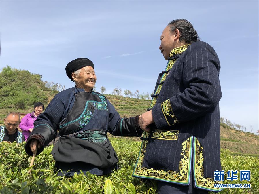 （代表委員履職&middot;圖文互動(dòng)）尋找綠水青山里拔&ldquo;窮根&rdquo;的訣竅&mdash;&mdash;全國(guó)人大代表龍獻(xiàn)文履職記