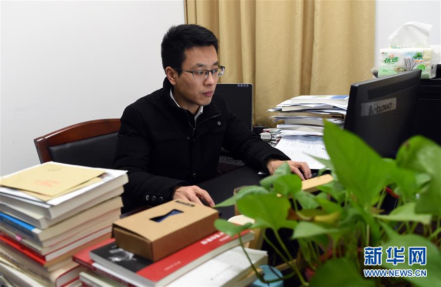 （新華全媒頭條&middot;圖文互動(dòng)）（2）一堂特殊而難忘的思政課&mdash;&mdash;習(xí)近平總書記主持召開(kāi)學(xué)校思想政治理論課教師座談會(huì)側(cè)記