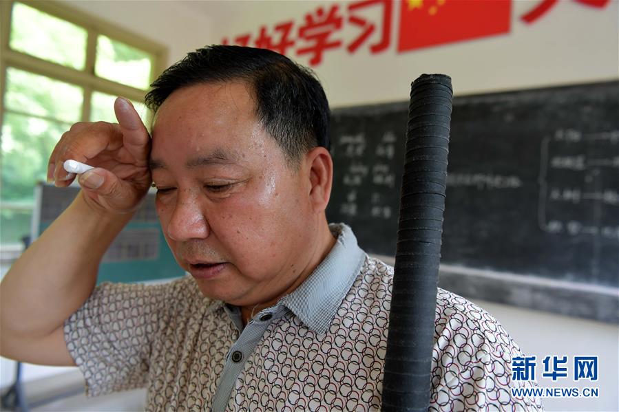 （中國(guó)網(wǎng)事&middot;感動(dòng)2019&middot;圖文互動(dòng)）（2）鄉(xiāng)村教師高自仁：60多根拐杖，撐起42年教學(xué)路