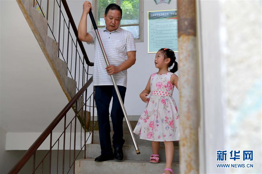 （中國(guó)網(wǎng)事&middot;感動(dòng)2019&middot;圖文互動(dòng)）（10）鄉(xiāng)村教師高自仁：60多根拐杖，撐起42年教學(xué)路