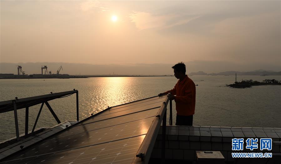 （新華全媒頭條&middot;圖文互動(dòng)）（7）守望&mdash;&mdash;記舢舨洲&ldquo;島主&rdquo;黃燦明一門(mén)四代航標(biāo)工