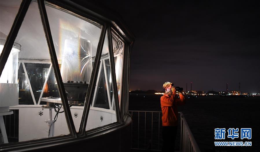 （新華全媒頭條&middot;圖文互動(dòng)）（8）守望&mdash;&mdash;記舢舨洲&ldquo;島主&rdquo;黃燦明一門(mén)四代航標(biāo)工