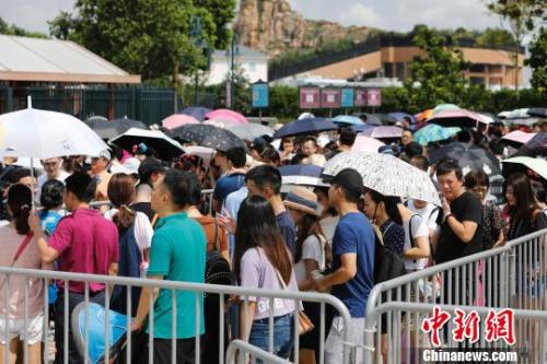 資料圖：游客排隊(duì)等待安檢。殷立勤 攝