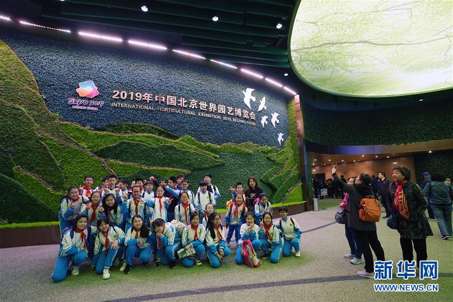 （在習(xí)近平新時(shí)代中國(guó)特色社會(huì)主義思想指引下&mdash;&mdash;新時(shí)代新作為新篇章&middot;圖文互動(dòng)）（7）從世園會(huì)&ldquo;看&rdquo;中國(guó)綠色發(fā)展之路&mdash;&mdash;寫在北京世園會(huì)&ldquo;中國(guó)國(guó)家館日&rdquo;到來之際