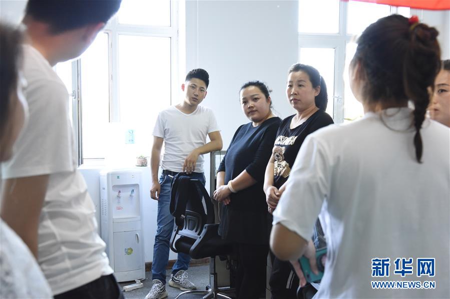 （在習(xí)近平新時(shí)代中國特色社會(huì)主義思想指引下&mdash;&mdash;新時(shí)代新作為新篇章&middot;圖文互動(dòng)）（1）生長在&ldquo;云&rdquo;上的&ldquo;小鎮(zhèn)青年&rdquo;&mdash;&mdash;東北偏遠(yuǎn)小城發(fā)展新興產(chǎn)業(yè)吸引年輕人回流