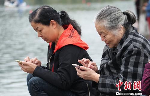 圖為中國中老年女性使用智能手機(jī)上網(wǎng)。(資料圖) 劉占昆 攝