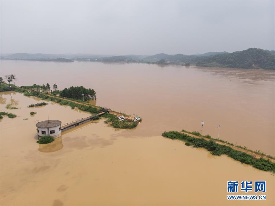 （防汛抗洪&middot;圖文互動）加快搶險進度 確保群眾安全&mdash;&mdash;湘江衡山段漫堤決口現(xiàn)場直擊