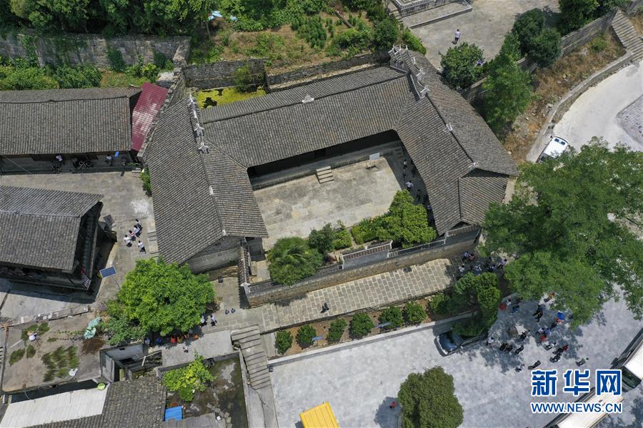 （壯麗70年&middot;奮斗新時(shí)代&mdash;&mdash;記者再走長征路&middot;圖文互動(dòng)）（2）手捧棉被憶紅軍：走了那么多年，我們都念他們的好