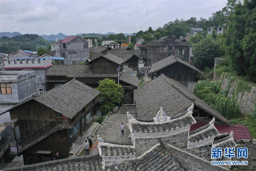 （壯麗70年&middot;奮斗新時(shí)代&mdash;&mdash;記者再走長征路&middot;圖文互動(dòng)）（3）手捧棉被憶紅軍：走了那么多年，我們都念他們的好