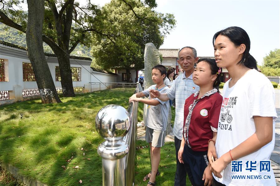 （壯麗70年&middot;奮斗新時代&mdash;&mdash;記者再走長征路&middot;圖文互動）（3）&ldquo;紅軍樹&rdquo;下憶初心、守初心