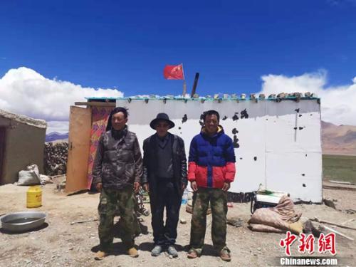 圖為黨確桑布和兩個兒子。 謝藝觀 攝