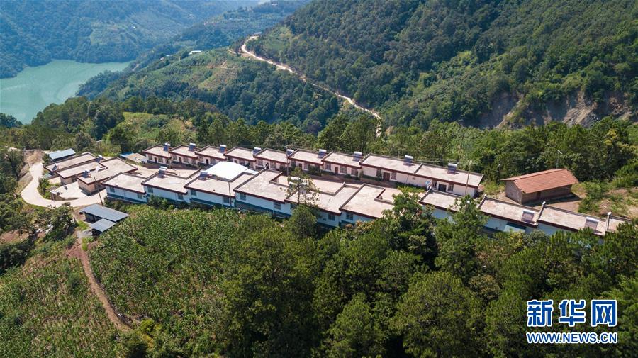 （在習(xí)近平新時代中國特色社會主義思想指引下&mdash;&mdash;新時代新作為新篇章&middot;總書記關(guān)心的百姓身邊事&middot;圖文互動）（1）&ldquo;四好農(nóng)村路&rdquo;：通向幸福，通向遠方