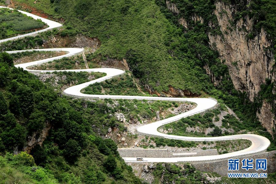 （在習(xí)近平新時代中國特色社會主義思想指引下&mdash;&mdash;新時代新作為新篇章&middot;總書記關(guān)心的百姓身邊事&middot;圖文互動）（2）&ldquo;四好農(nóng)村路&rdquo;：通向幸福，通向遠方