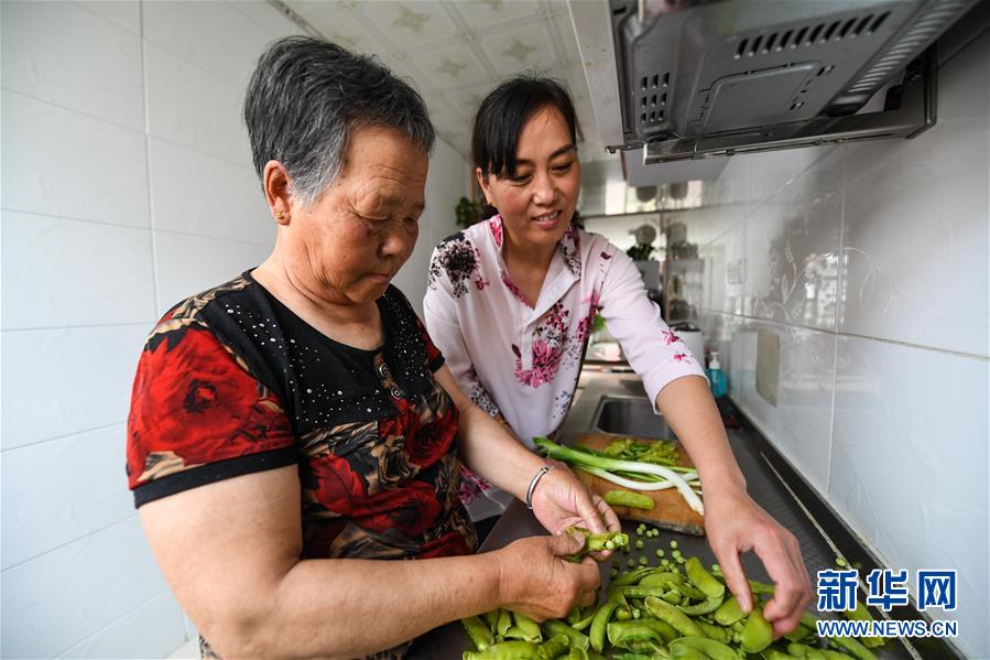 （在習(xí)近平新時代中國特色社會主義思想指引下&mdash;&mdash;新時代新作為新篇章&middot;總書記關(guān)心的百姓身邊事&middot;圖文互動）（4）棚改的溫暖：1億多人&ldquo;出棚進(jìn)樓&rdquo;