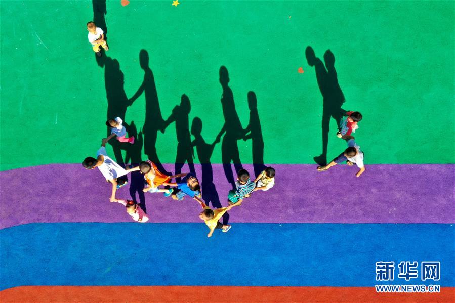 （在習(xí)近平新時(shí)代中國特色社會主義思想指引下&mdash;&mdash;新時(shí)代新作為新篇章&middot;總書記關(guān)心的百姓身邊事&middot;圖文互動(dòng)）（3）特別的愛，給特別的你&mdash;&mdash;特殊教育的別樣風(fēng)景