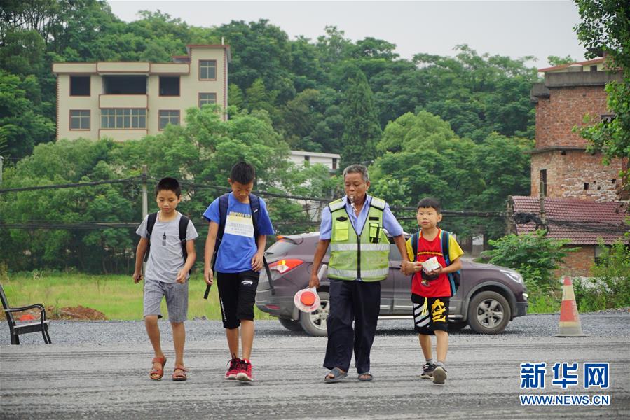 （新華全媒頭條&middot;圖文互動(dòng)）（11）凝聚民族復(fù)興的精神偉力&mdash;&mdash;以習(xí)近平同志為核心的黨中央重視思想道德建設(shè)關(guān)心關(guān)愛道德模范紀(jì)實(shí)
