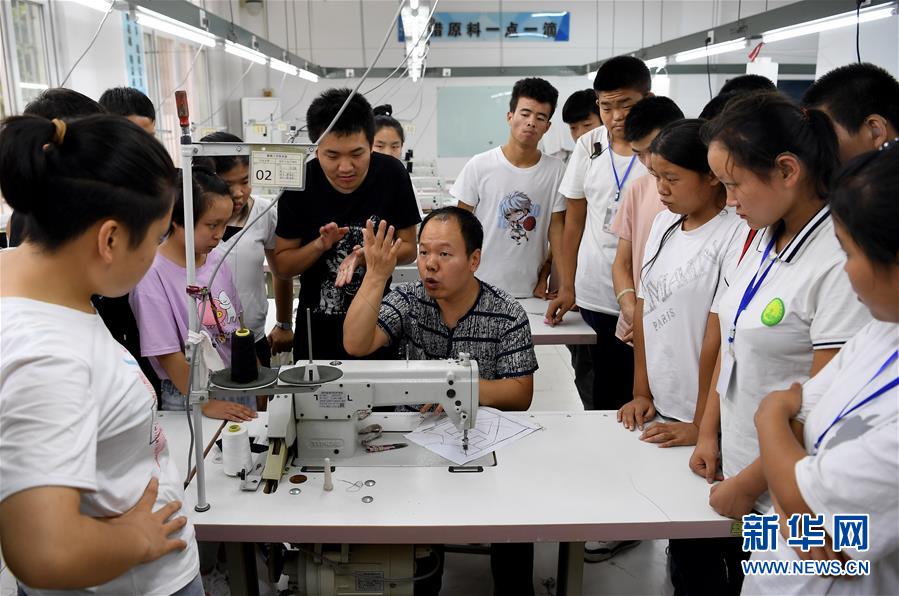 （壯麗70年&middot;奮斗新時(shí)代&mdash;&mdash;共和國(guó)發(fā)展成就巡禮&middot;圖文互動(dòng)）（4）優(yōu)先發(fā)展 奠基未來&mdash;&mdash;共和國(guó)教育事業(yè)發(fā)展成就巡禮