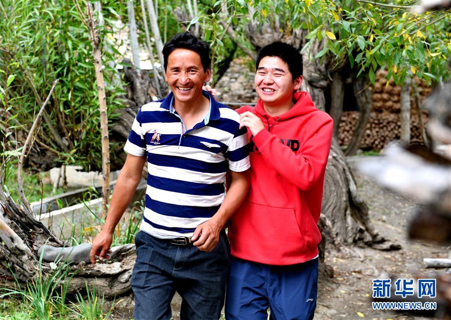 （在習(xí)近平新時(shí)代中國特色社會主義思想指引下&mdash;&mdash;新時(shí)代新作為新篇章&middot;總書記關(guān)心的百姓身邊事&middot;圖文互動)（3）&ldquo;我走進(jìn)大山，是為了讓你走出大山&rdquo;&mdash;&mdash;大學(xué)生支教故事