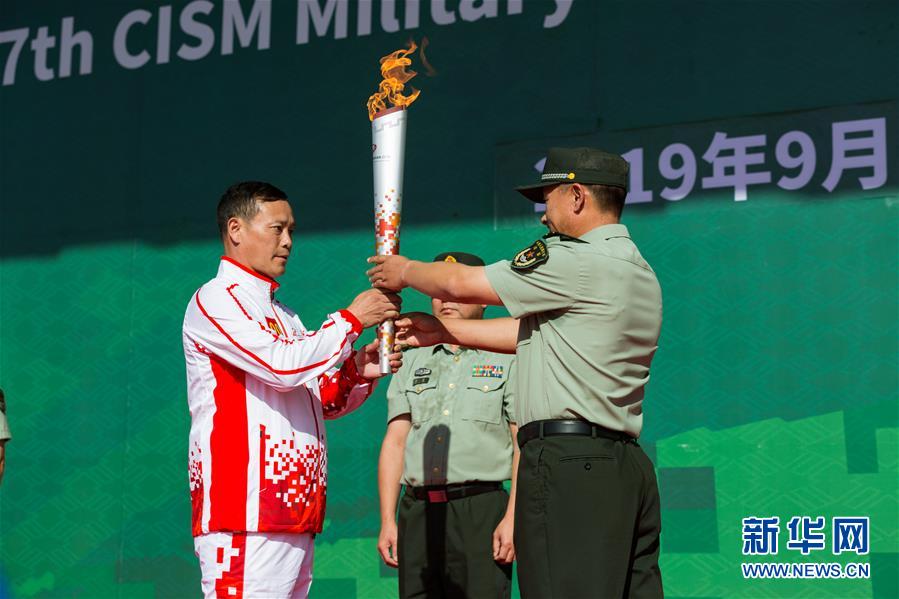 （體育）（1）第七屆世界軍人運動會火炬?zhèn)鬟f活動第二站在&ldquo;開國大典紅一師&rdquo;舉行