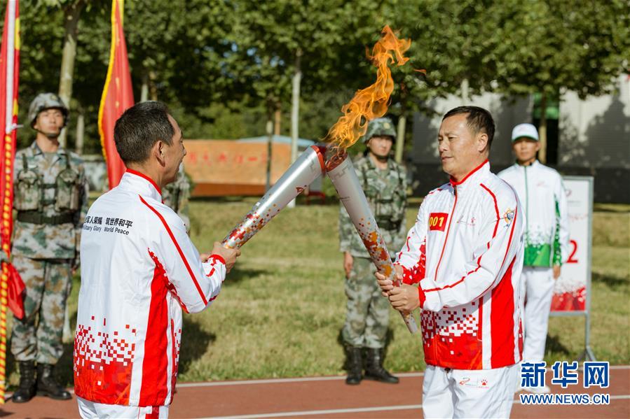 （體育）（2）第七屆世界軍人運(yùn)動(dòng)會(huì)火炬?zhèn)鬟f活動(dòng)第二站在&ldquo;開國大典紅一師&rdquo;舉行