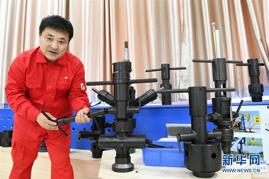 （圖文互動(dòng)）（1）當(dāng)好標(biāo)桿旗幟 建設(shè)百年油田&mdash;&mdash;寫在大慶油田發(fā)現(xiàn)60周年之際