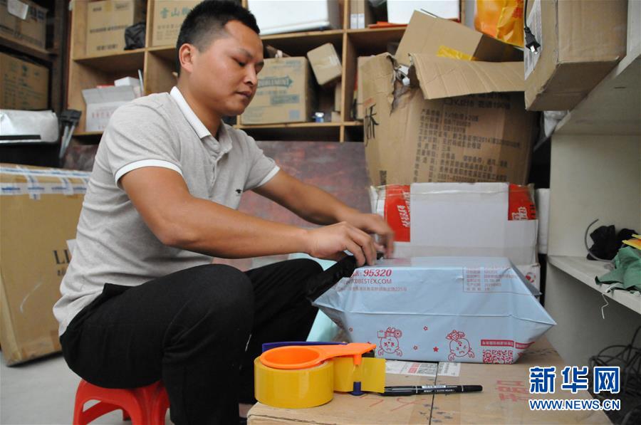 （在習(xí)近平新時代中國特色社會主義思想指引下&mdash;&mdash;新時代新作為新篇章&middot;總書記關(guān)心的百姓身邊事&middot;圖文互動）（3）手機成為&ldquo;新農(nóng)具&rdquo;　莊戶人變&ldquo;新店家&rdquo;&mdash;&mdash;農(nóng)村電商助力農(nóng)民豐收