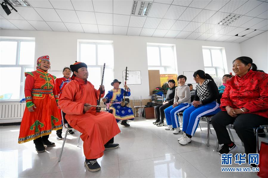 （新華全媒頭條&middot;圖文互動(dòng)）（1）讓各民族手足相親守望相助&mdash;&mdash;以習(xí)近平同志為核心的黨中央關(guān)心少數(shù)民族和民族工作紀(jì)實(shí)