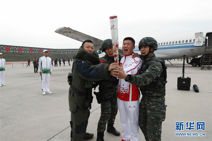（軍運(yùn)會&middot;圖文互動）（1）軍運(yùn)會軍營火炬?zhèn)鬟f活動最后一站武警獵鷹突擊隊站舉行（配本社同題文字稿）