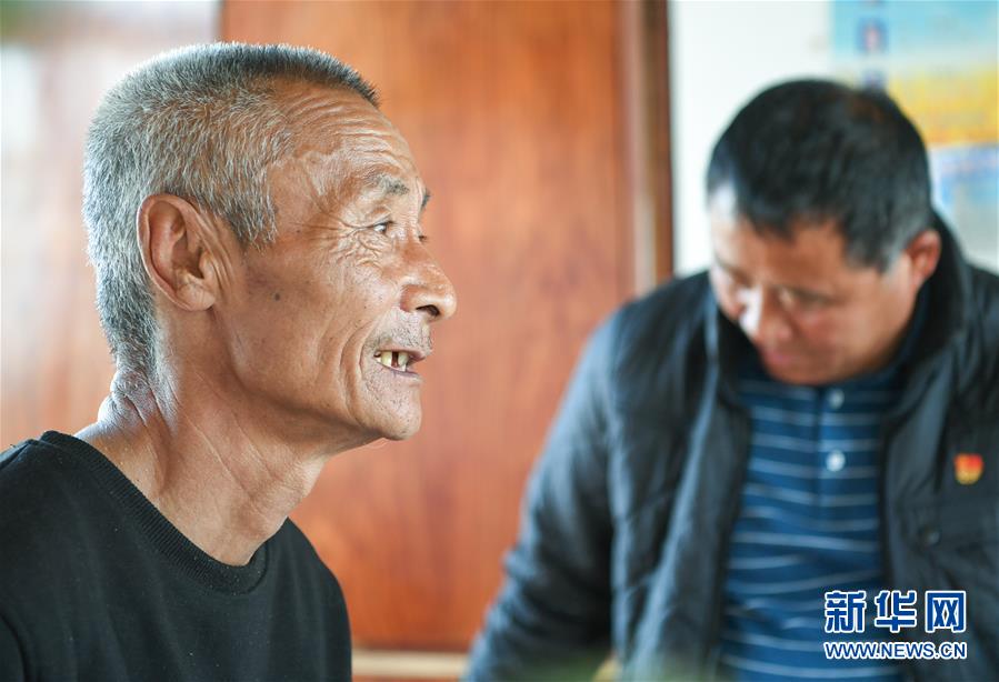 （在習(xí)近平新時(shí)代中國(guó)特色社會(huì)主義思想指引下&mdash;&mdash;新時(shí)代新作為新篇章&middot;總書記關(guān)心的百姓身邊事&middot;圖文互動(dòng)）（2）一本&ldquo;村官&rdquo;日記里的扶貧路&mdash;&mdash;小故事里的大情懷之四