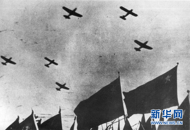 （新華全媒頭條&middot;人民空軍70年&middot;圖文互動）（1）陽光照耀奮飛的航程&mdash;&mdash;黨中央、中央軍委和習(xí)主席關(guān)心人民空軍建設(shè)發(fā)展紀(jì)實(shí)