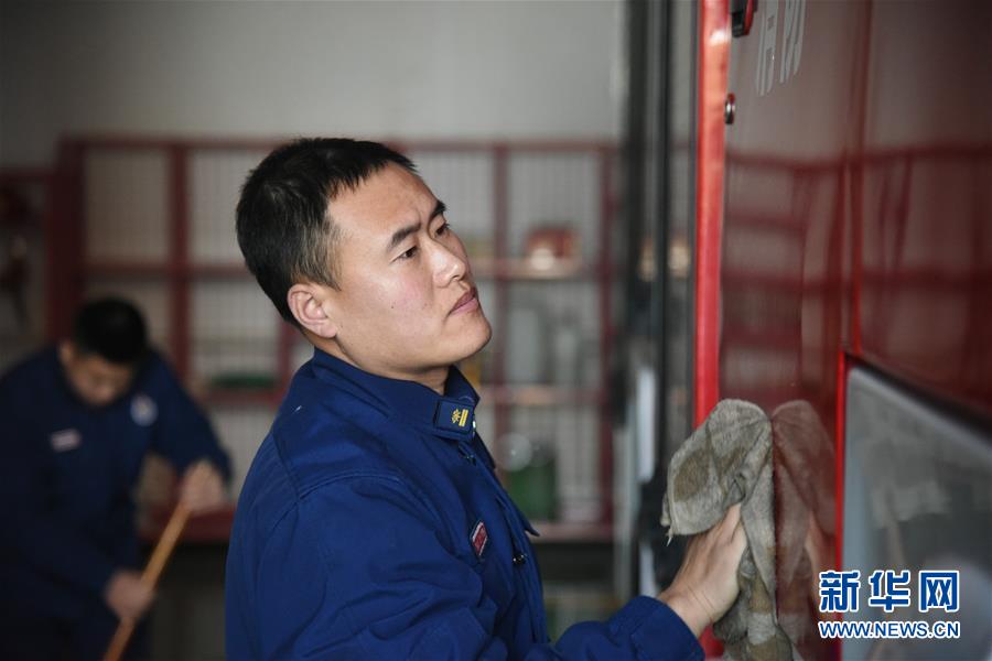 （走基層 聽民聲&middot;圖文互動(dòng)）（3）皚皚白雪中的一抹&ldquo;火焰藍(lán)&rdquo;&mdash;&mdash;走近中國最北消防員