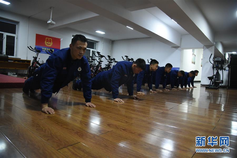 （走基層 聽民聲&middot;圖文互動(dòng)）（4）皚皚白雪中的一抹&ldquo;火焰藍(lán)&rdquo;&mdash;&mdash;走近中國最北消防員