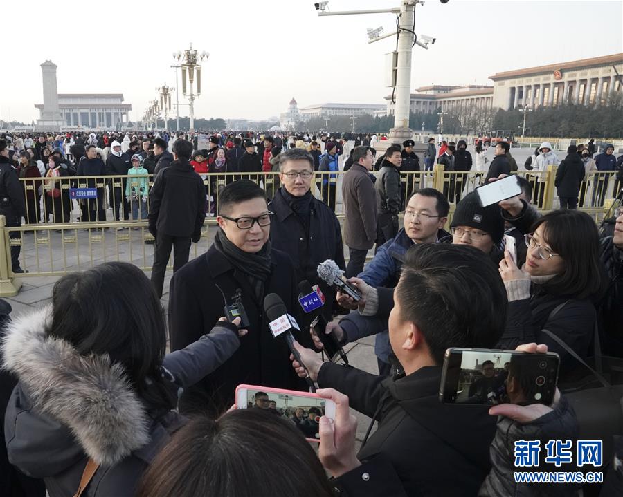 (社會)(3)香港警務處處長鄧炳強率團觀看天安門廣場升國旗儀式