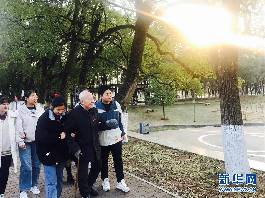 （新華全媒頭條&middot;圖文互動）（7）滄海橫流 信仰彌堅&mdash;&mdash;記共產(chǎn)黨員、湘潭大學(xué)九旬教授滄南