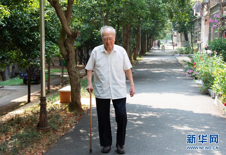 （新華全媒頭條&middot;圖文互動）（9）滄海橫流 信仰彌堅&mdash;&mdash;記共產(chǎn)黨員、湘潭大學(xué)九旬教授滄南