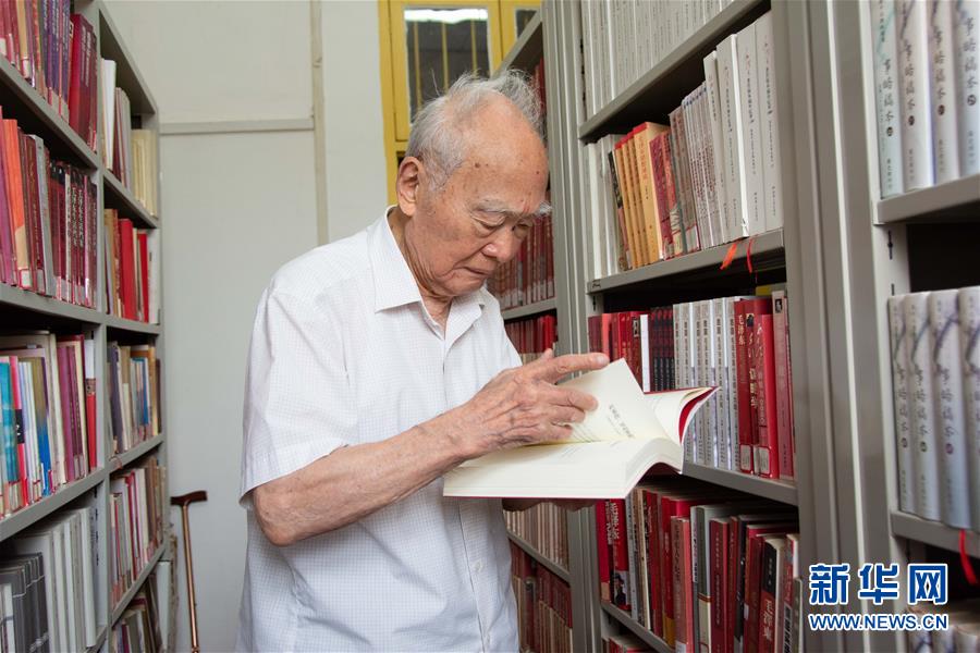 （新華全媒頭條&middot;圖文互動）（6）滄海橫流 信仰彌堅&mdash;&mdash;記共產(chǎn)黨員、湘潭大學(xué)九旬教授滄南