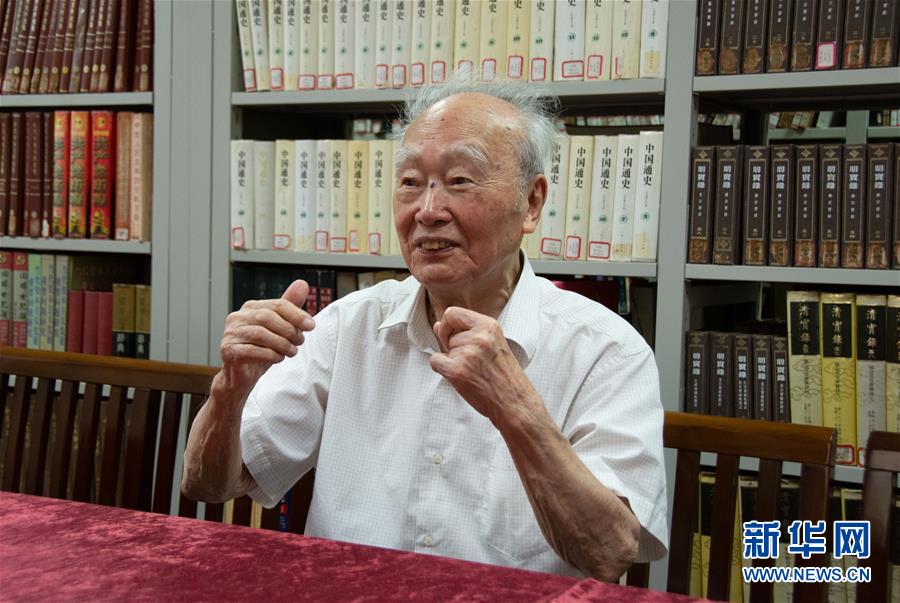 （新華全媒頭條&middot;圖文互動）（5）滄海橫流 信仰彌堅&mdash;&mdash;記共產(chǎn)黨員、湘潭大學(xué)九旬教授滄南