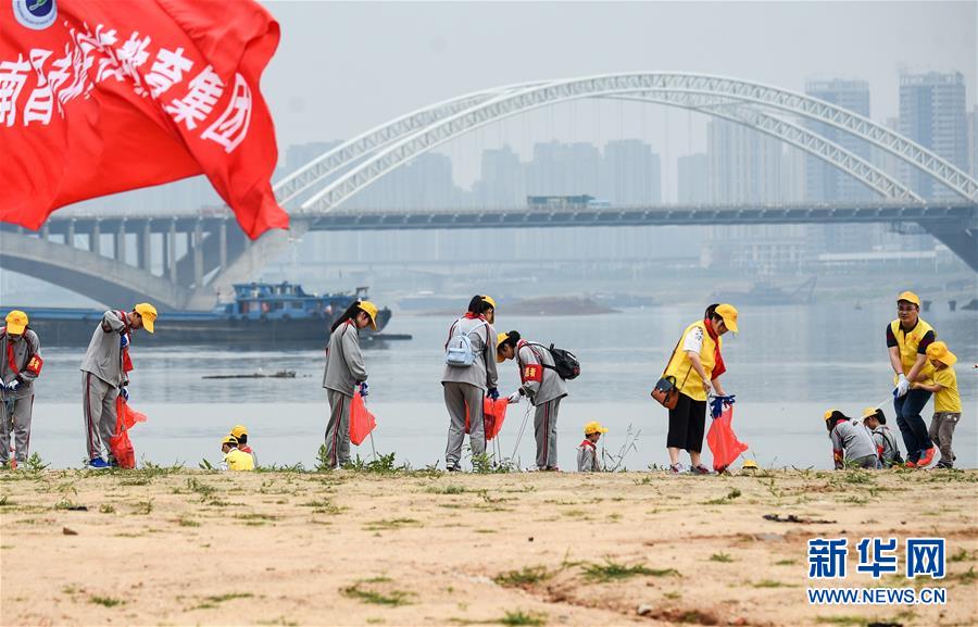 （在習近平新時代中國特色社會主義思想指引下&mdash;&mdash;新時代新作為新篇章&middot;總書記關切高質(zhì)量發(fā)展&middot;圖文互動）（1）在藍天白云下&mdash;&mdash;污染防治攻堅戰(zhàn)持續(xù)推進