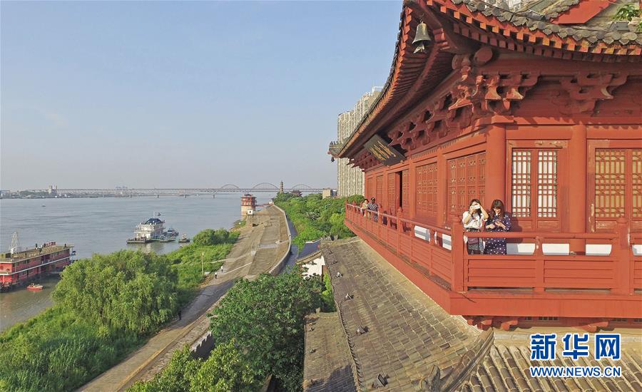 （在習近平新時代中國特色社會主義思想指引下&mdash;&mdash;新時代新作為新篇章&middot;總書記關切高質(zhì)量發(fā)展&middot;圖文互動）（2）在藍天白云下&mdash;&mdash;污染防治攻堅戰(zhàn)持續(xù)推進
