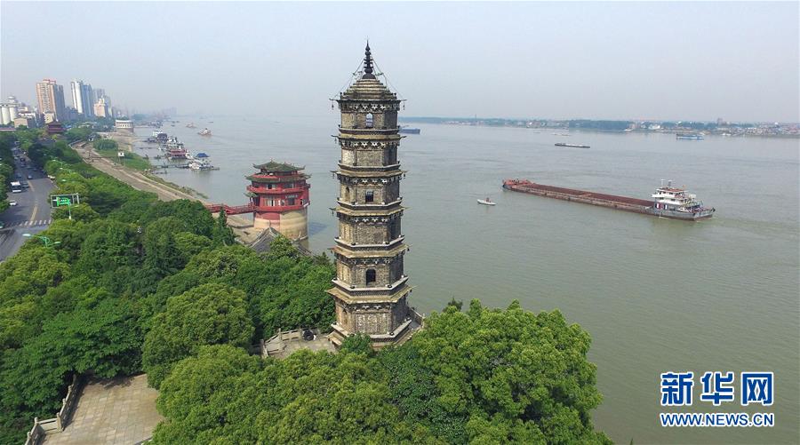 （在習近平新時代中國特色社會主義思想指引下&mdash;&mdash;新時代新作為新篇章&middot;總書記關切高質(zhì)量發(fā)展&middot;圖文互動）（3）在藍天白云下&mdash;&mdash;污染防治攻堅戰(zhàn)持續(xù)推進