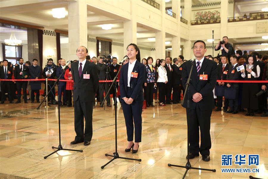 （兩會(huì)&middot;面對(duì)面）（10）全國(guó)人大代表接受采訪