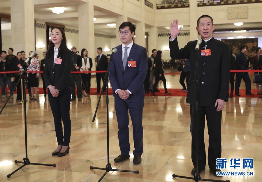（兩會(huì)&middot;面對(duì)面）（11）全國人大代表接受采訪