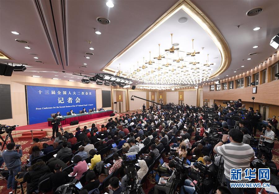 （兩會(huì)&middot;XHDW）（7）商務(wù)部部長(zhǎng)鐘山等就&ldquo;促進(jìn)形成強(qiáng)大國(guó)內(nèi)市場(chǎng) 推動(dòng)全方位對(duì)外開放&rdquo;答記者問