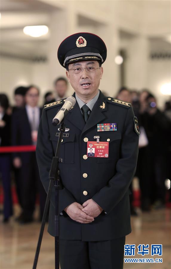 （兩會(huì)&middot;面對(duì)面&middot;XHDW）（7）全國(guó)政協(xié)委員接受采訪(fǎng)