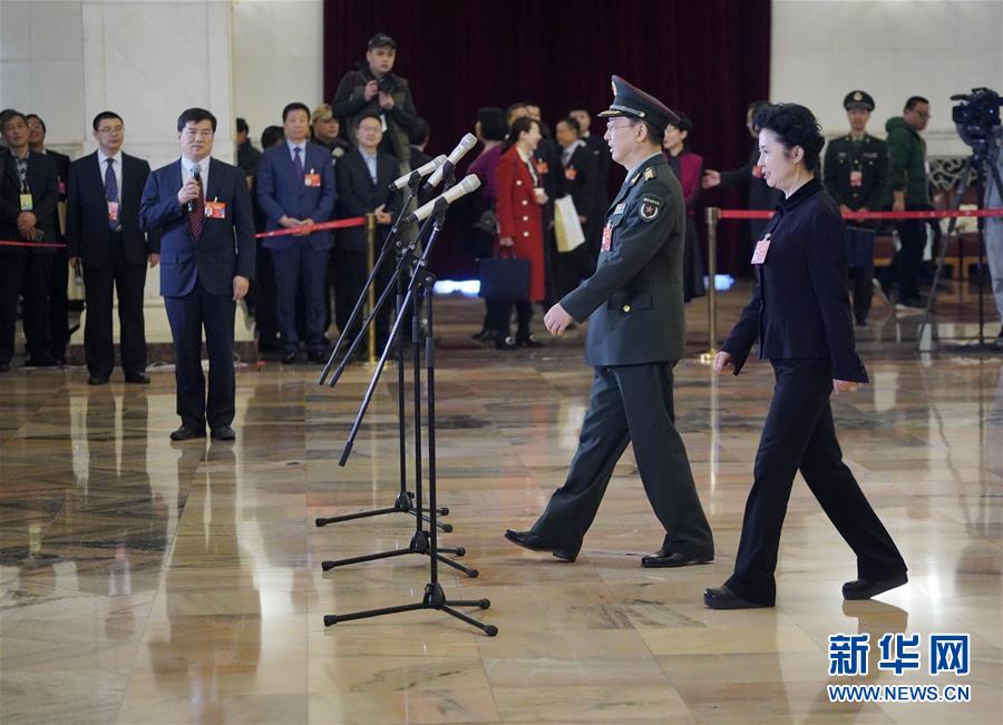 （兩會(huì)&middot;面對(duì)面&middot;XHDW）（22）全國(guó)政協(xié)委員接受采訪