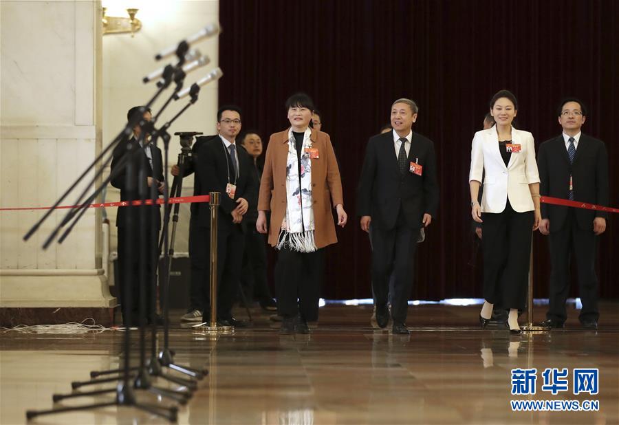 （兩會(huì)&middot;面對(duì)面&middot;XHDW）（4）全國(guó)人大代表接受采訪